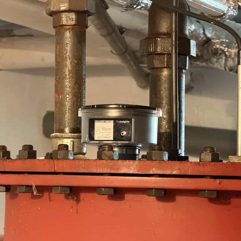FoxRadar Gen 4 installed on a heating oil tank for remote fill-level monitoring